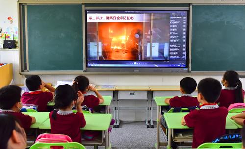 三年级学生在观看消防安全教育片