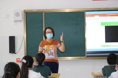 李瑾老师在课堂中为六年级同学们做英语课程纲要分享