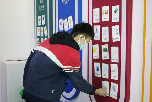 学生进行垃圾分类小游戏