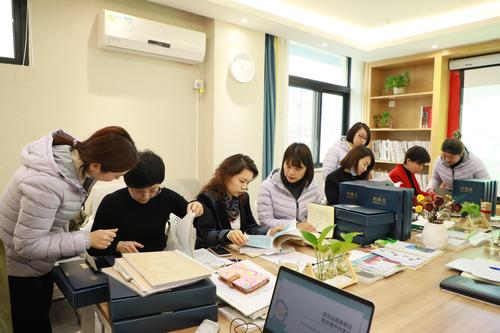 检查组查阅档案材料