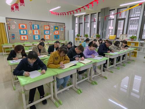 永昌小学教师认真填写国家安全知识答卷