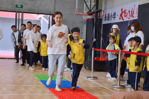 永昌小学运动会亲子项目“爬雪山过草地”
