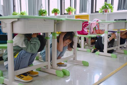 永昌小学学生在防震减灾演练中紧急避险