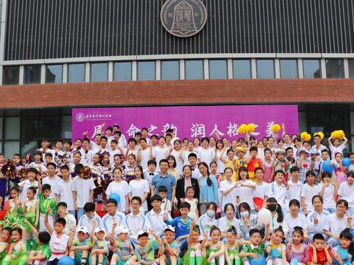清华附中郑州学校首届校园学生节文艺演出合影留念