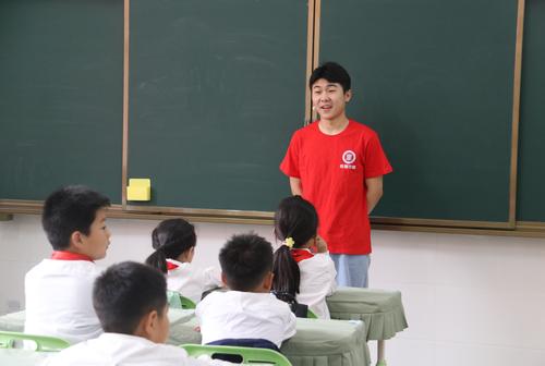 大学生志愿者为龙华小学学生讲述游击队的故事