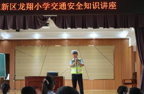 郑州市公安交警支队六大队的警官讲解安全知识