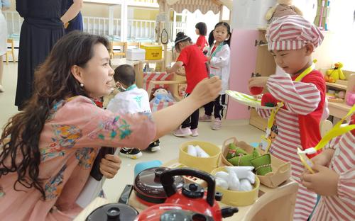 专家评估组观摩幼儿游戏活动