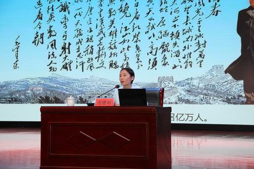 郑东新区普惠路第一幼儿园党支部书记、园长海建利以《栉风沐雨，不忘来时路；薪火相传，奋进新征程》为题为参培人员授课