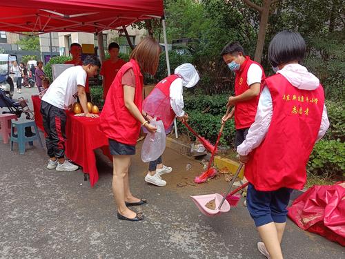 郑东新区康平小学志愿者进入周边社区帮助居民清理堆积垃圾