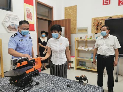 豫兴路派出所警官金万庆检查学校功能室安全设施