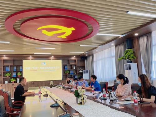 郑东新区教文体局检查组查阅永昌小学疫情防控相关材料