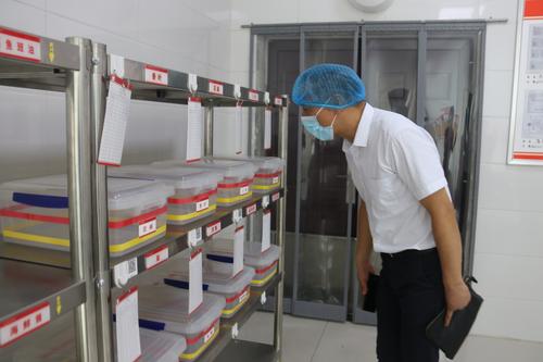 督查组实地查看了餐厅食品的分类记录情况