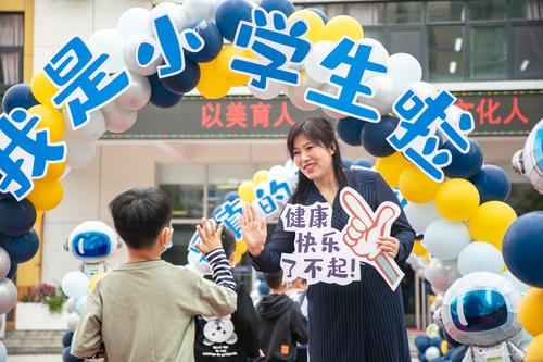 郑东新区康平小学校长付海英在校门口迎接2021级新生入校