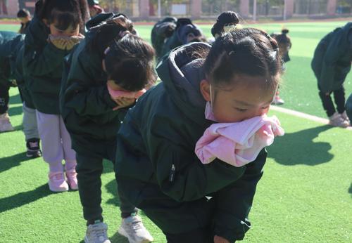 学生在安全区域进行防火安全自救知识培训