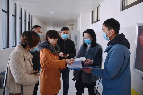 李广旭一行人查看永昌小学午休室消杀记录