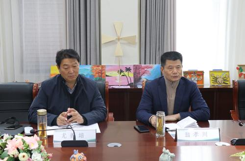 翁孝川教授对学校情况进行反馈指导
