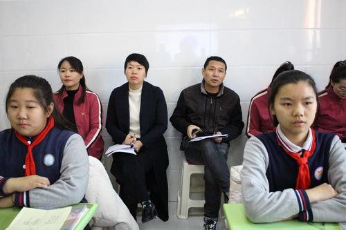 河南省教育教学专家闫德明在六一班参加听课活动