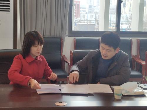 郑东新区教文体局五员专班复学督导组查阅永昌小学疫情防控相关材料