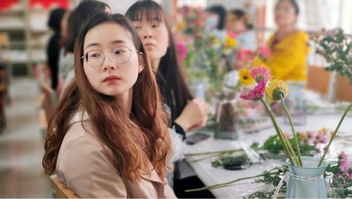 女教师们学习插花知识和技法