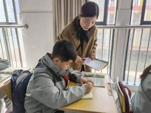 周真真老师对学生进行指导