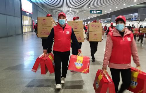 书记常杰带领志愿者教师搬运物资