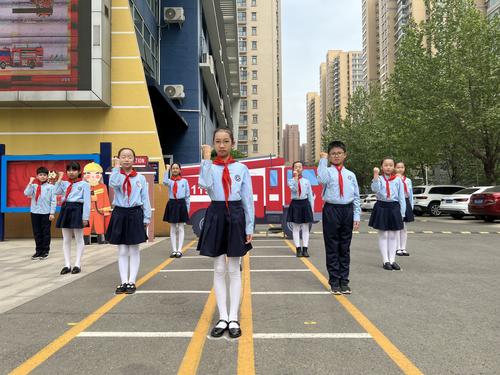 郑东新区康平小学五四中队展演《消防安全情景剧》