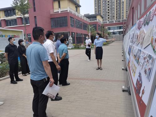 查看云台小学防溺亡知识展板