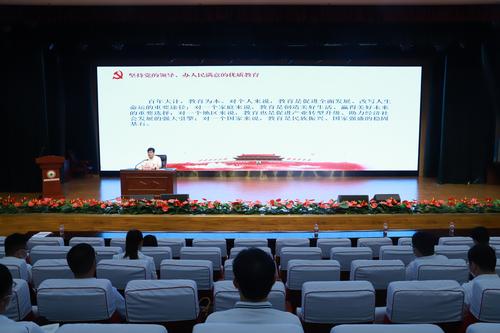 郑东新区教育系统举行迎“七一”集体宣誓暨领导干部讲党课活动