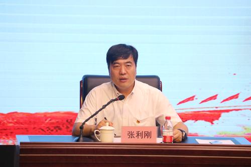 郑东新区教文体局局长张利刚以《坚持党的领导，办人民满意的优质教育》为题讲党课