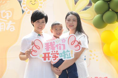 园长妈妈和小朋友合影留念