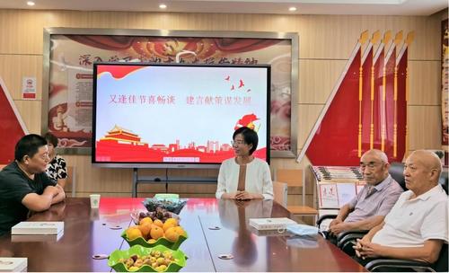 郑州市第九十四中校长张春旺认真听取退休老教师对学校发展的建议