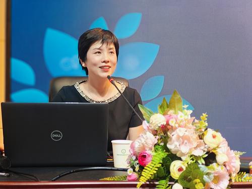 郑州市郑东新区龙华小学校长王英旭为家长介绍学生校园生活