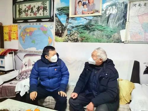 吕玉卿与退休教师亲切交谈