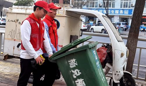 2023年3月7日，学生志愿者在街道进行垃圾清理