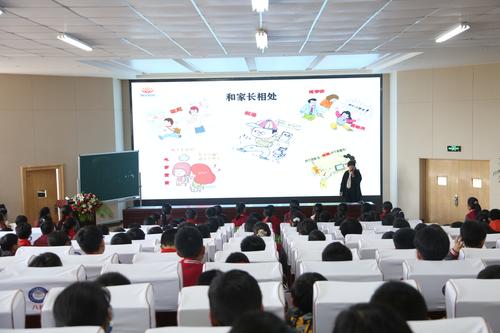 李水莲老师为六年级学生进行《青春期的人际交往》专题讲座
