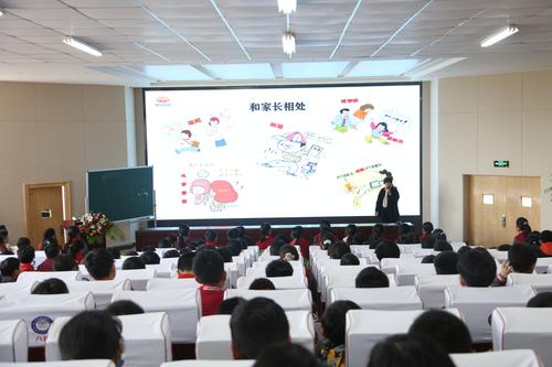 李水莲老师为六年级学生进行《青春期的人际交往》专题讲座