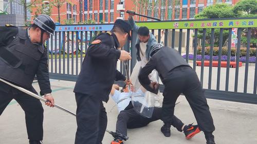 防暴组成员制服“歹徒”
