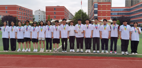 校长张春旺为获奖学生颁奖 校长张春旺为获奖学生颁奖