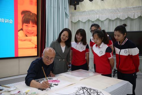河南财经政法大学艺术学院院长陈文利为教师们现场示范作画