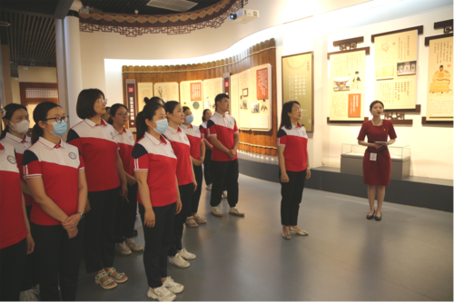 党员教师们参观学习河南廉政文化教育馆