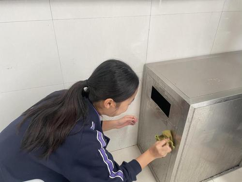 学生进行大扫除