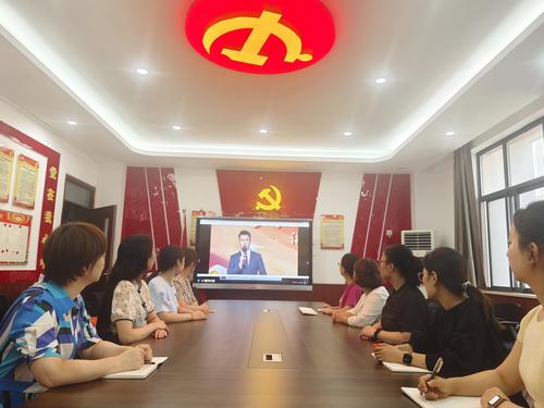 郑东新区蒲公英小学教师集中观看演讲比赛直播