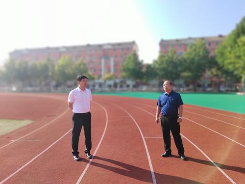郑东新区教育文化体育局局长张利刚实地查看校园操场
