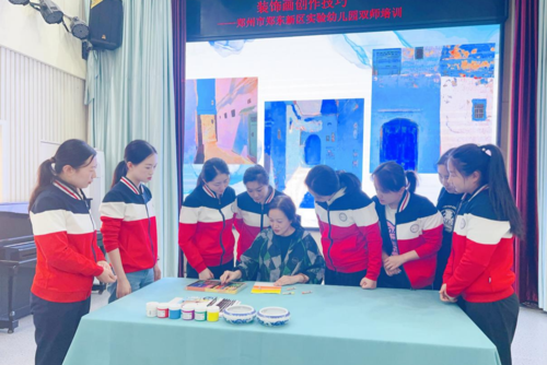 河南财经政法大学艺术学院副教授丁颖为教师们现场示范作画