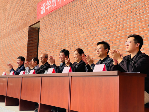 张利刚局长一行与学校领导共同观看运动会开幕式