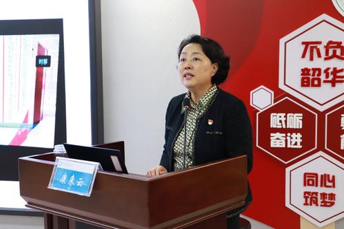 康来云教授为老师们做讲座
