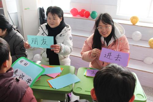 同学们开心的参与实践性评价