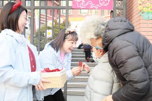 园长为每一个孩子送上春天的礼包和拥抱
