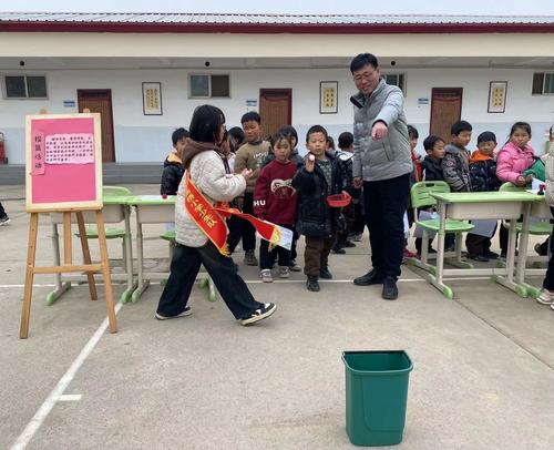 投篮活动现场 学生认真投球