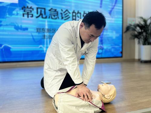 白沙卫生院邱威威医生对应急救护知识详细讲解、实操示范